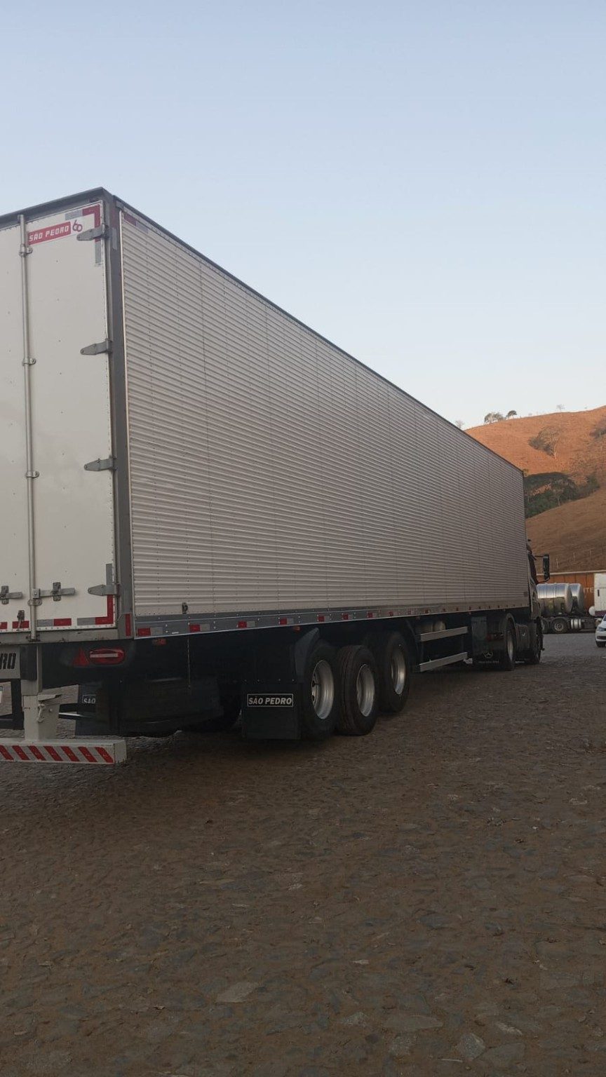 Carreta baú para carga seca