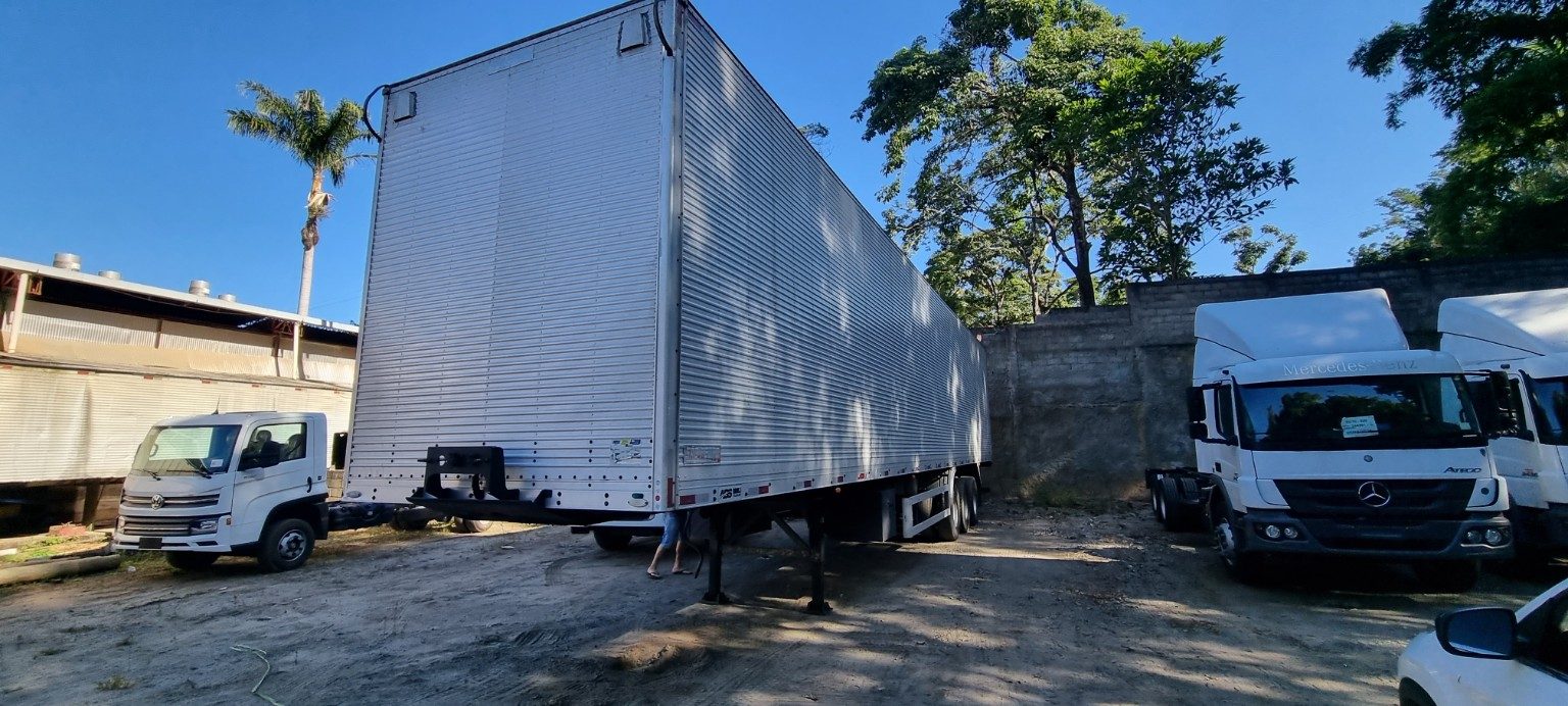 Implemento rodoviário no pátio