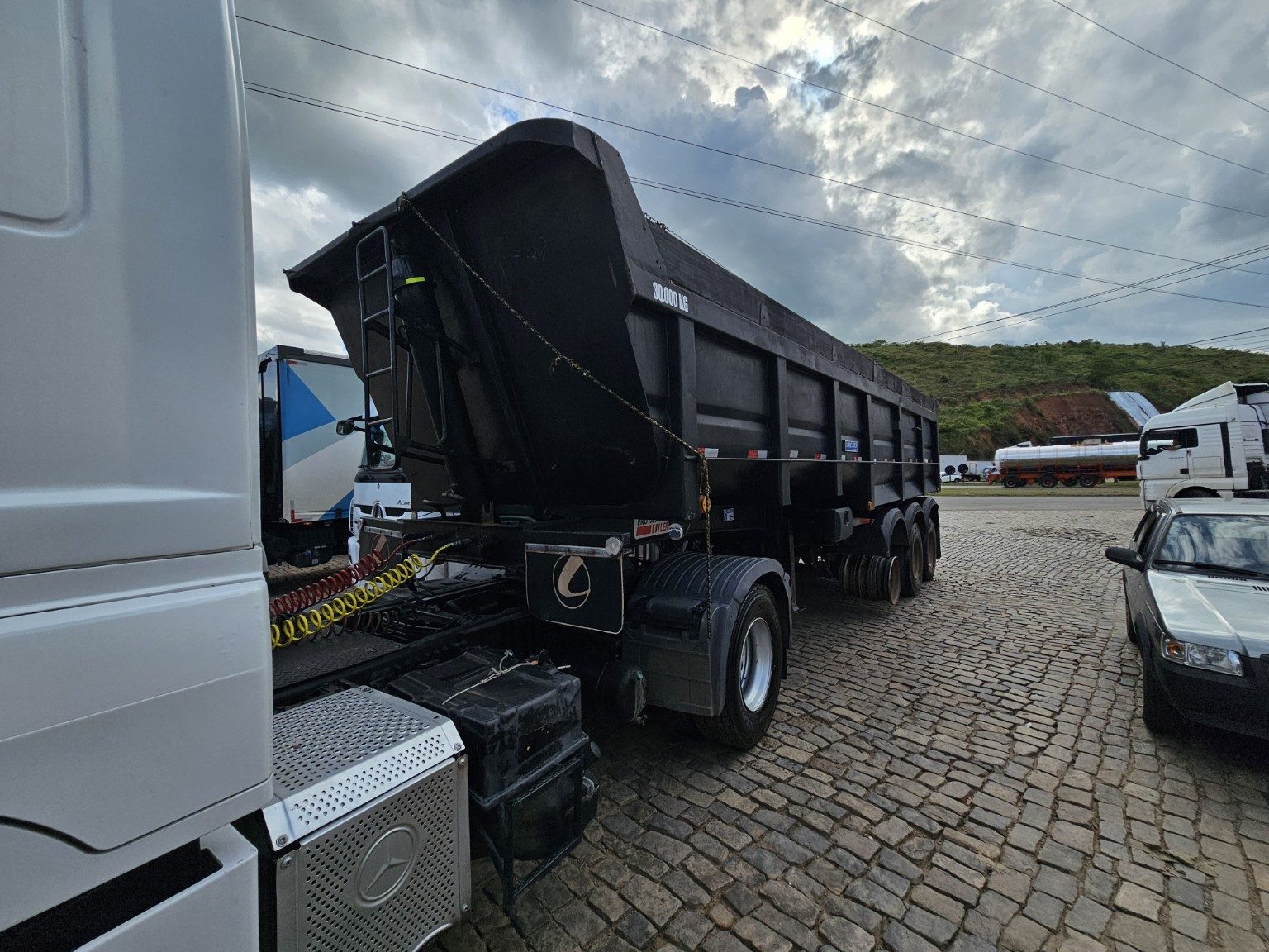 Carreta caçamba pronta para operação