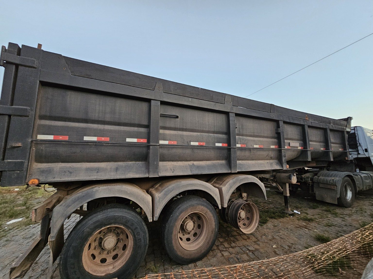 Caçamba 3 eixos para operações robustas