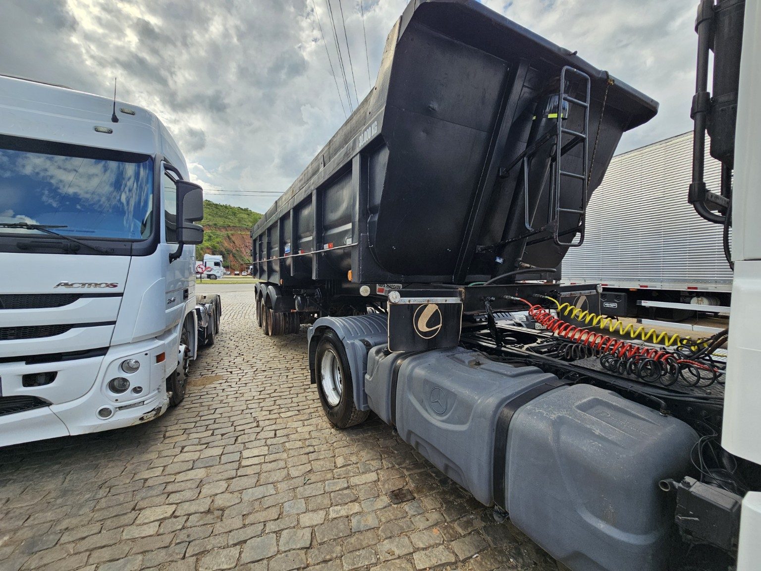 Detalhe traseiro da caçamba